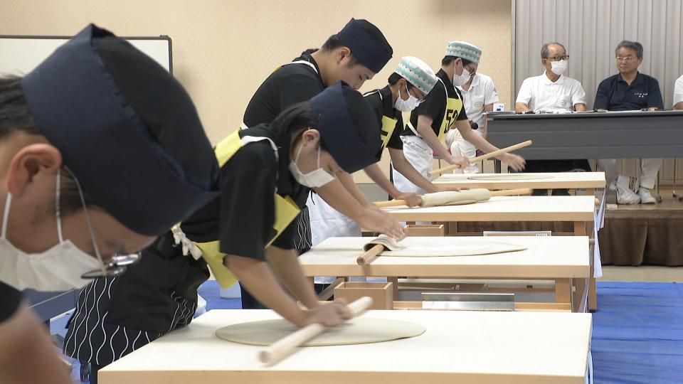 二八そばを制限時間内に仕上げる 水回し こね のし 切りだけでなく所作も審査対象 高校生がそば打ちで熱い戦い（2025年7月23日掲載 ...