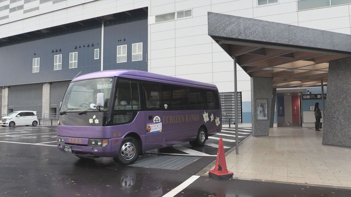 「越前海岸かにかにバス」運行開始　敦賀駅から越前海岸へ直行　新幹線開業を追い風に　来年2月末まで、1日2往復