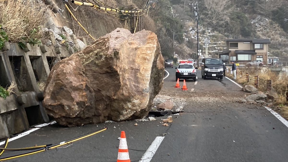 直径４メートルの岩石が落下し国道305号が全面通行止め　福井市越廼地区　再開時期は未定