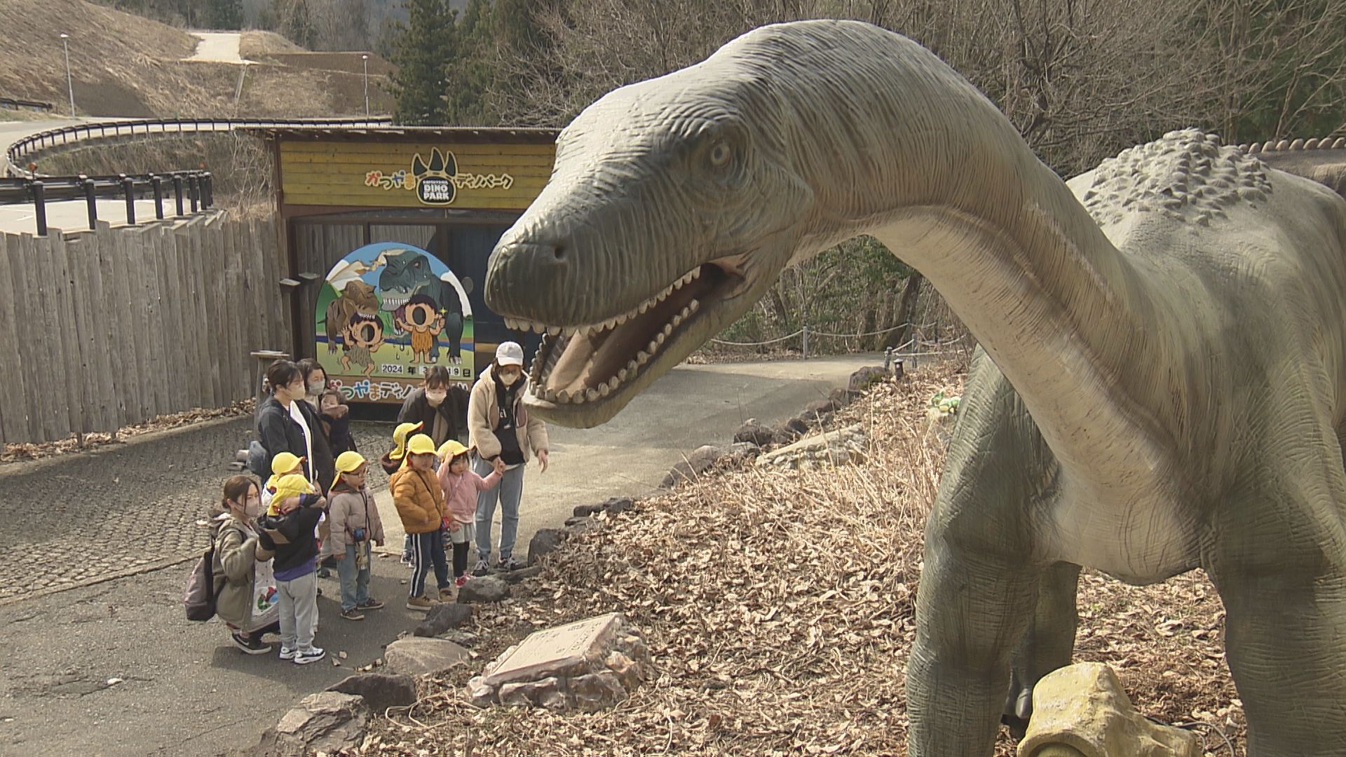 “国内最多”87体の恐竜が出迎え　かつやまディノパーク　新幹線開業でパワーアップ