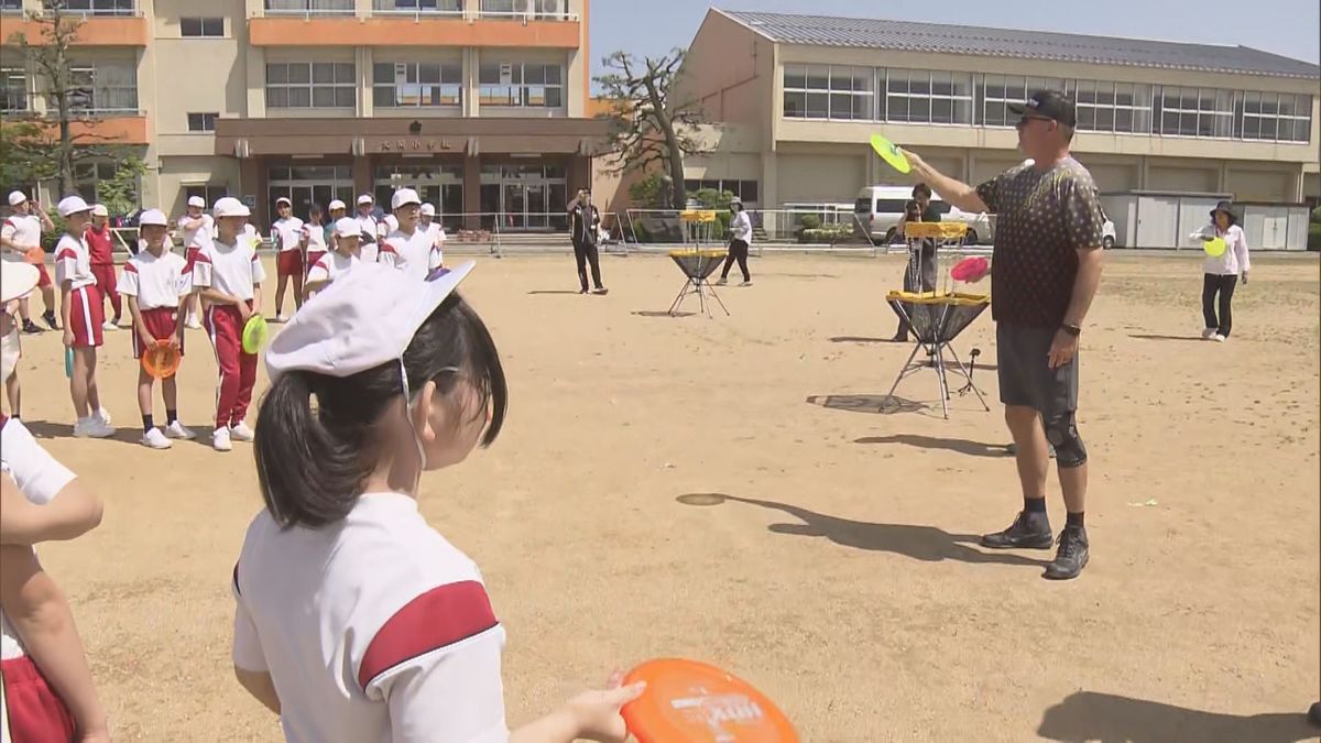 ゴールを狙って投げる　児童がディスクゴルフ初体験　アメリカのプロ選手が直接指導　坂井市･大関小学校