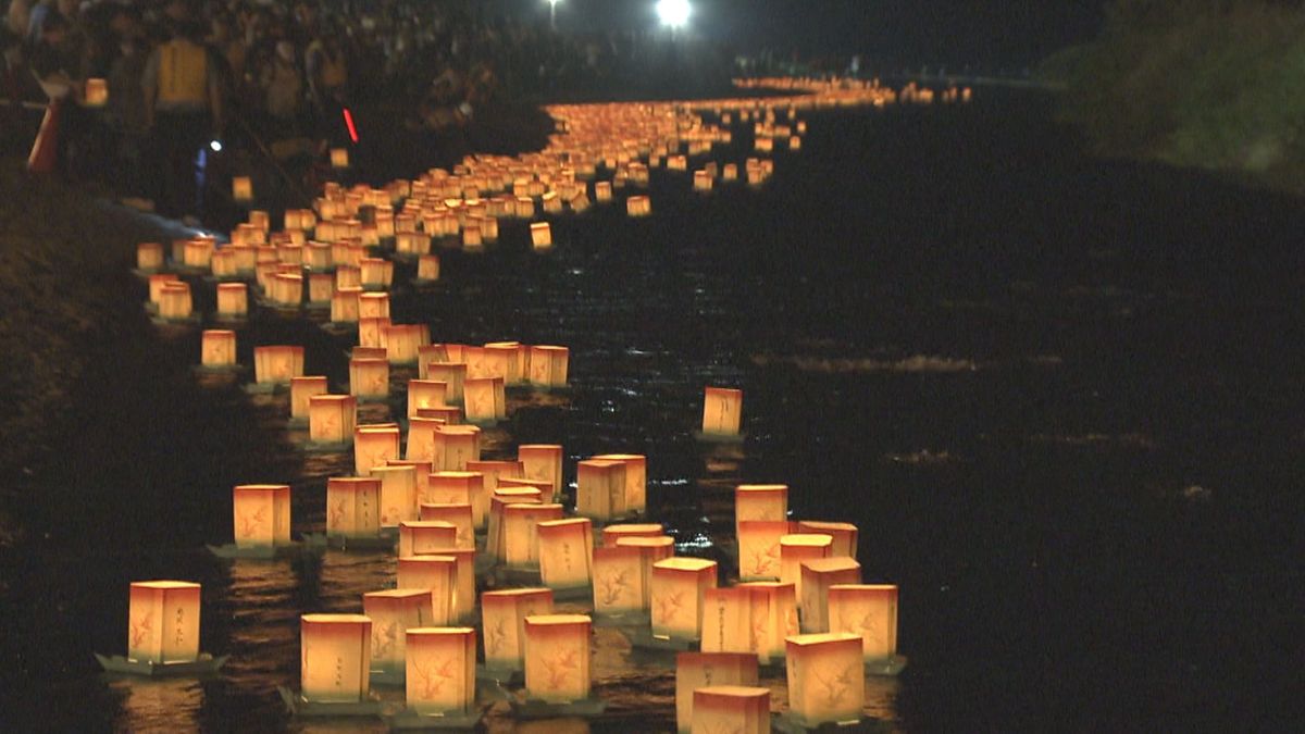 「永平寺町大燈籠ながし」 1万基の灯籠が幻想的な光の帯に 参加者は能登半島地震の犠牲者の冥福を祈る