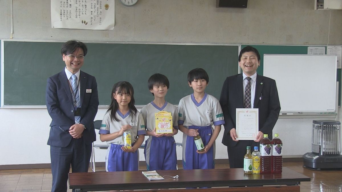 ベルマークを鯖江市小学校に贈呈　学校の鉛筆削りやボール購入に　飲料メーカー大手がドラッグストア店頭で回収