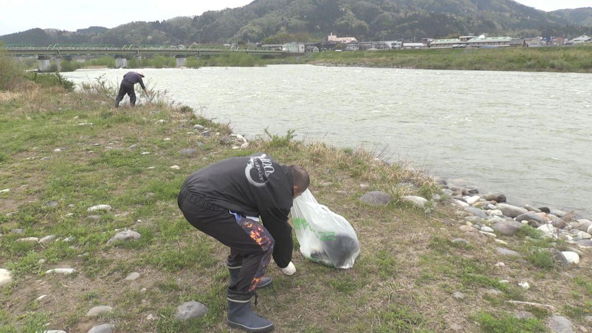 地元の川をキレイに 永平寺町の九頭竜川河川敷で清掃活動 地元住民や漁協メンバーが汗 アユ釣りシーズン前に