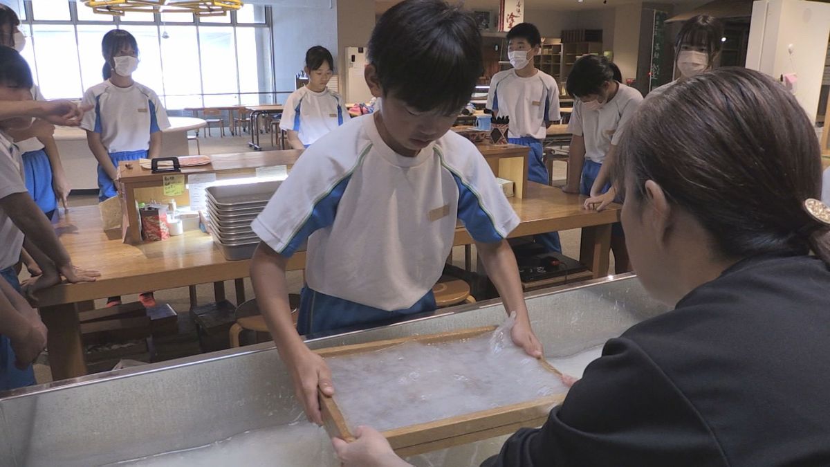 若狭和紙の卒業証書　児童が手作り、校章の透かし入り　「桁は水平に」慎重に作業　小浜市･小浜美郷小学校