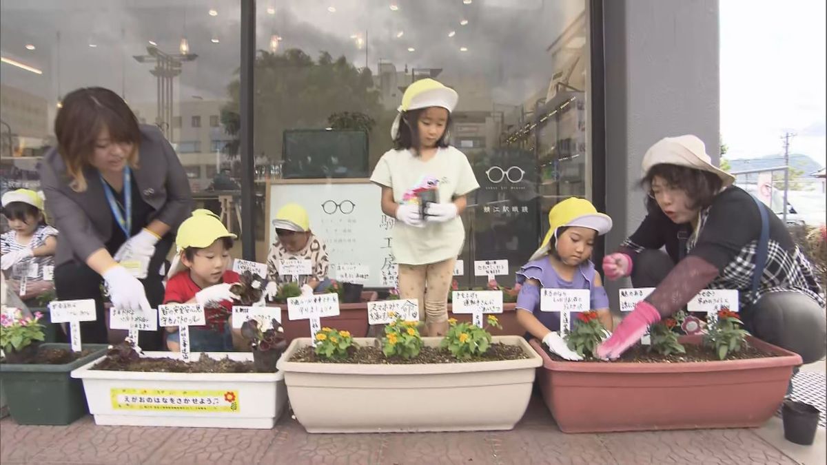 駅の利用客を季節の花でお出迎え　ハピラインふくい鯖江駅で園児たちが花の苗植え替え