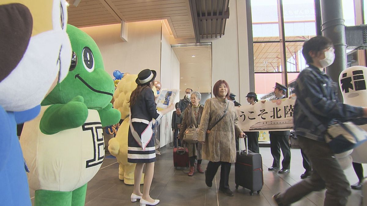 北陸新幹線の県内開業1周年　JR上野駅始発の団体臨時列車が初運行　県民がおもてなしでツアー客を出迎え