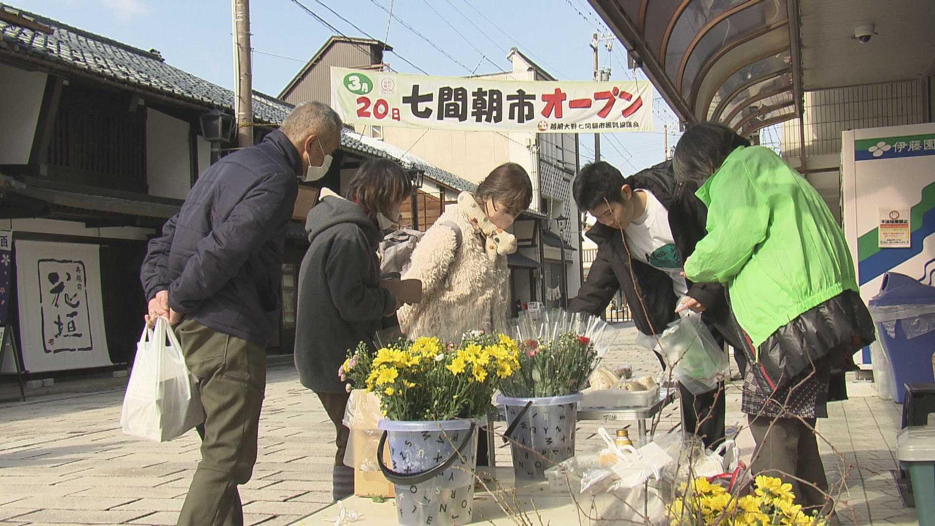 高校生が伝統継承へ　「七間朝市」出店者サポート　高齢化で店の数は減少続く　オリジナルグッズ販売も