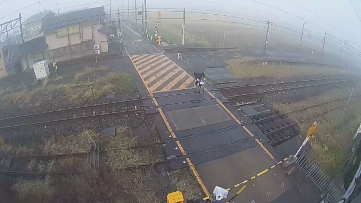 遮断機が下りているのに… バーを押しのけ自転車が踏切に侵入 