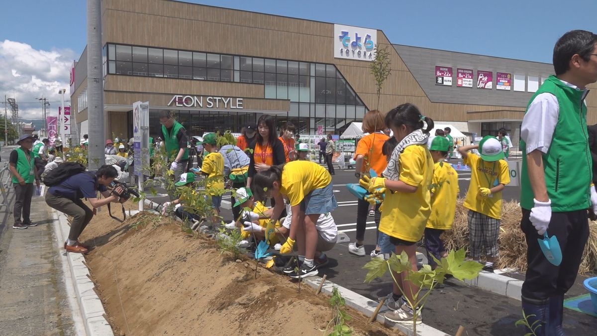 イオンが県内初の植樹 7月開業「そよら福井開発」 子どもたちと苗木植える 36種類2100本