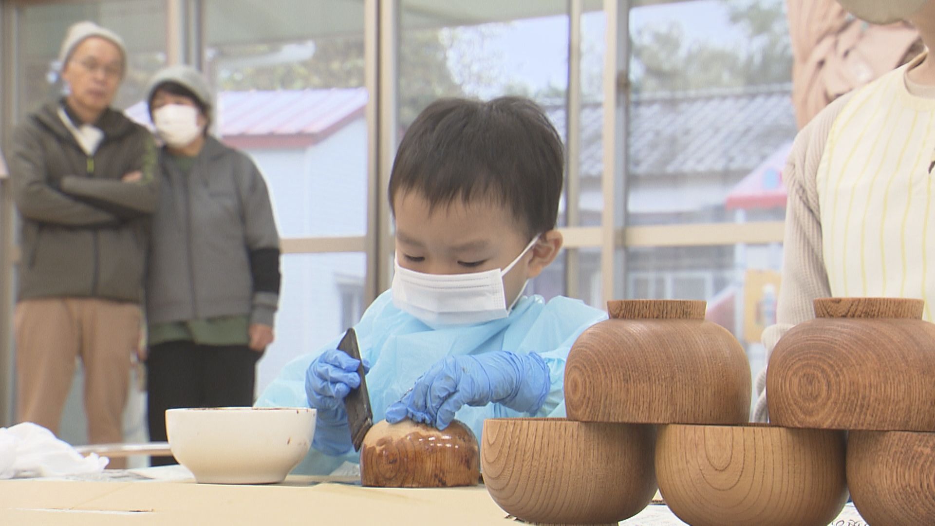 大野市の園児が本物の道具使って漆塗りを体験 伝統工芸 越前漆器の世界