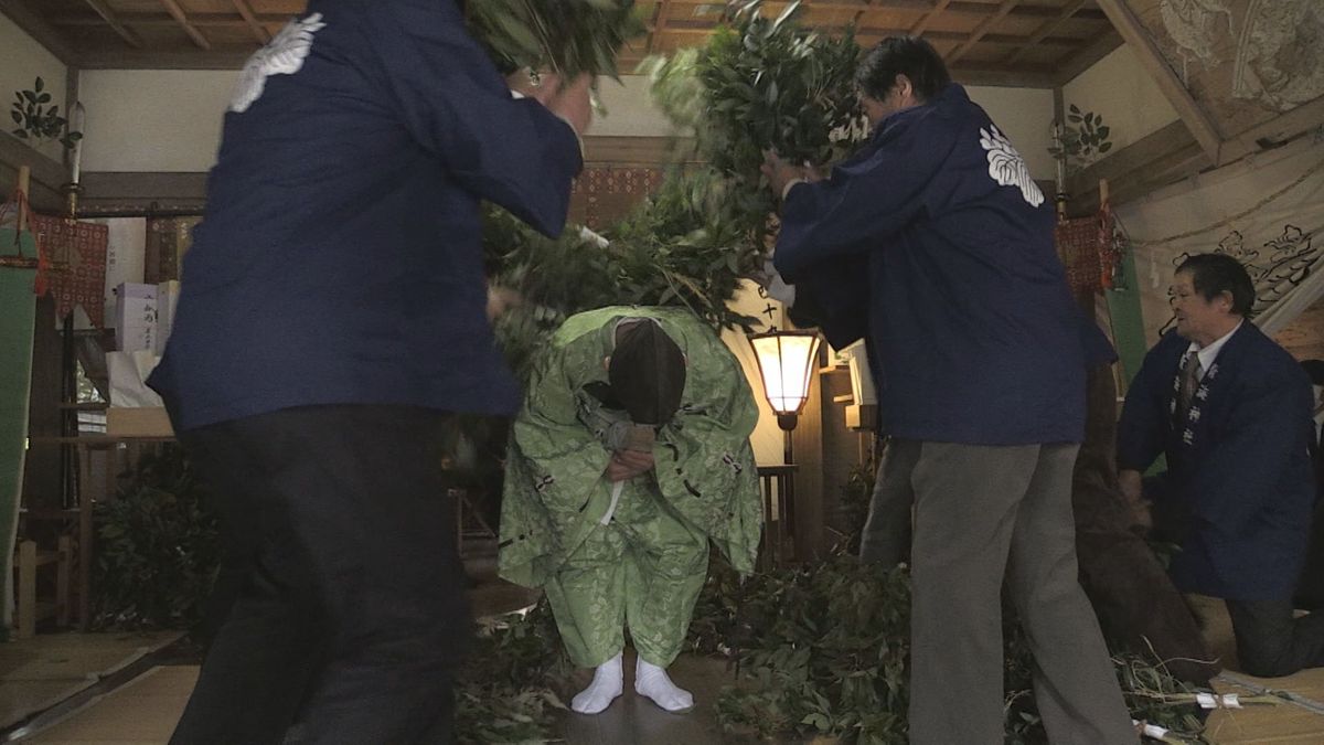 柴で神主役を…たたけばたたくほど豊作に　「柴の実入れ」神事、県指定の無形民俗文化財　高浜町･青海神社