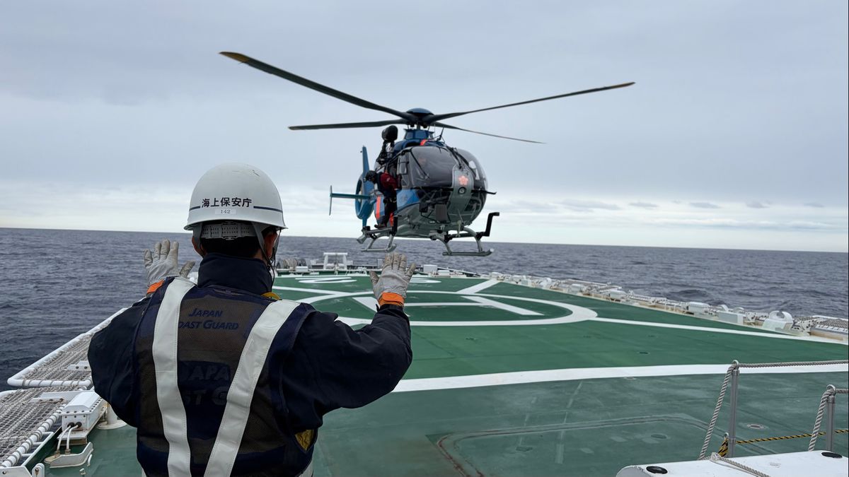 海保の巡視船と県警ヘリが連携 合同訓練で甲板への離着陸など確認 要