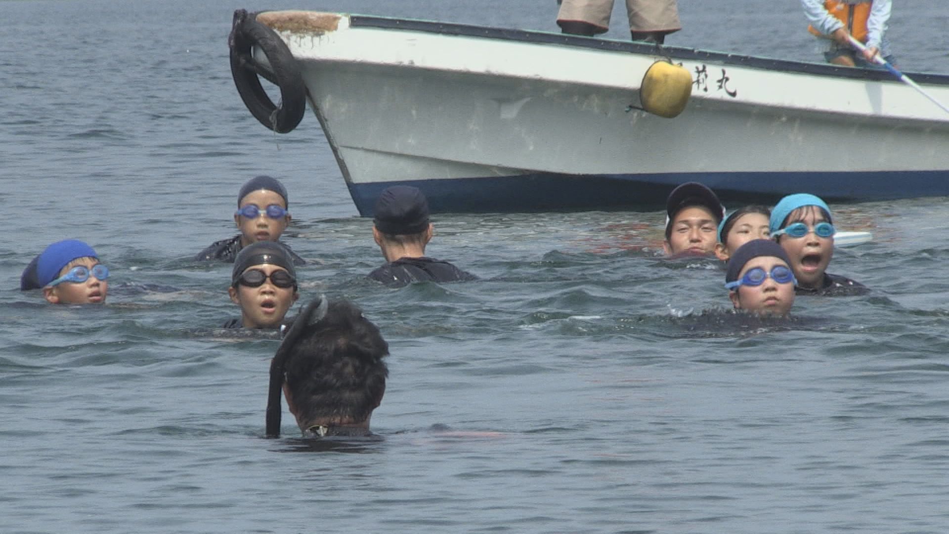 海での遠泳に挑戦　小浜市･内外海小学校　2つの海水浴場を結ぶコース　5年生は500m、6年生は800m