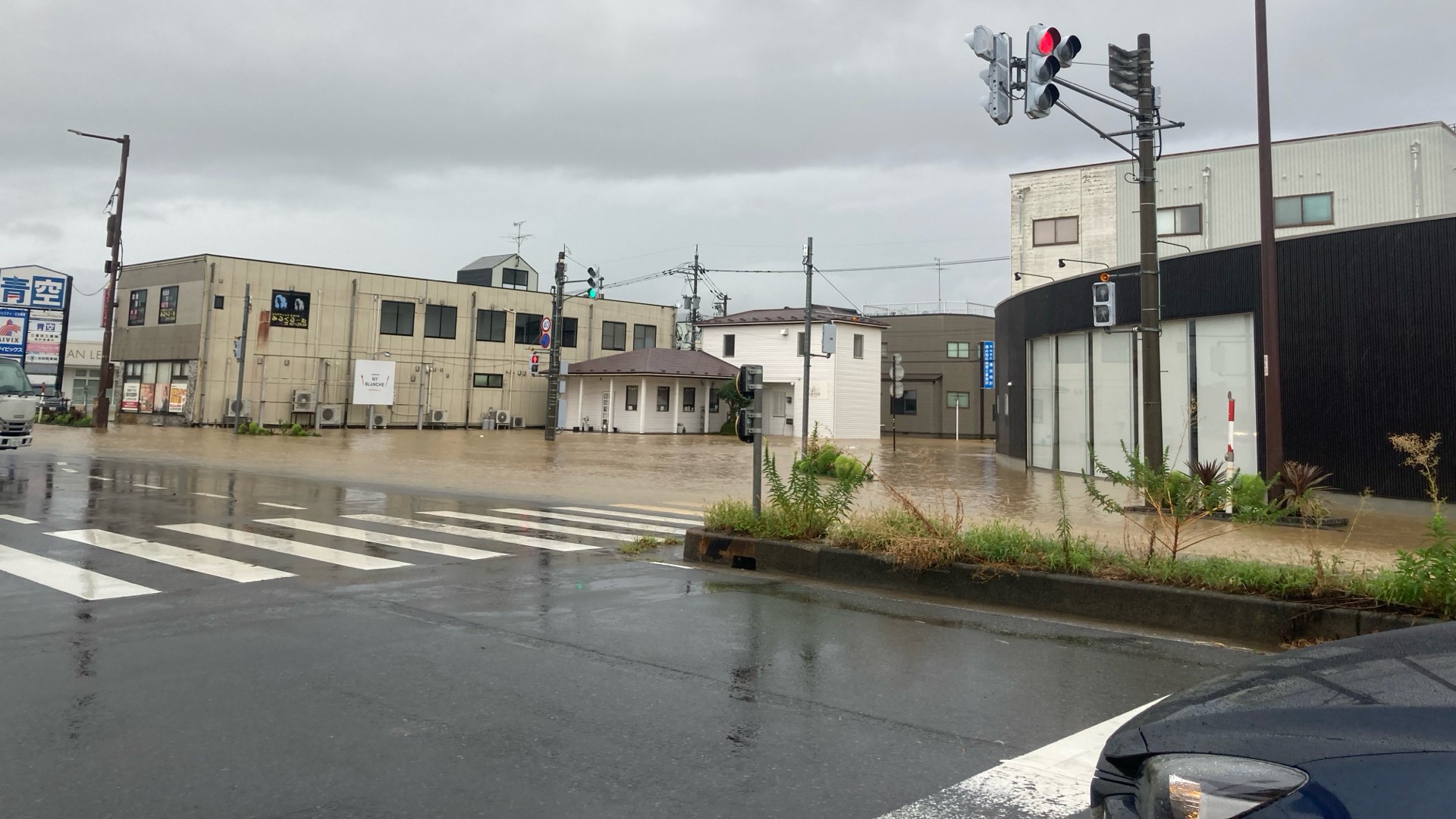 道路冠水で一時通行止め 国道8号・一本田福所交差点～丸岡城入口交差点
