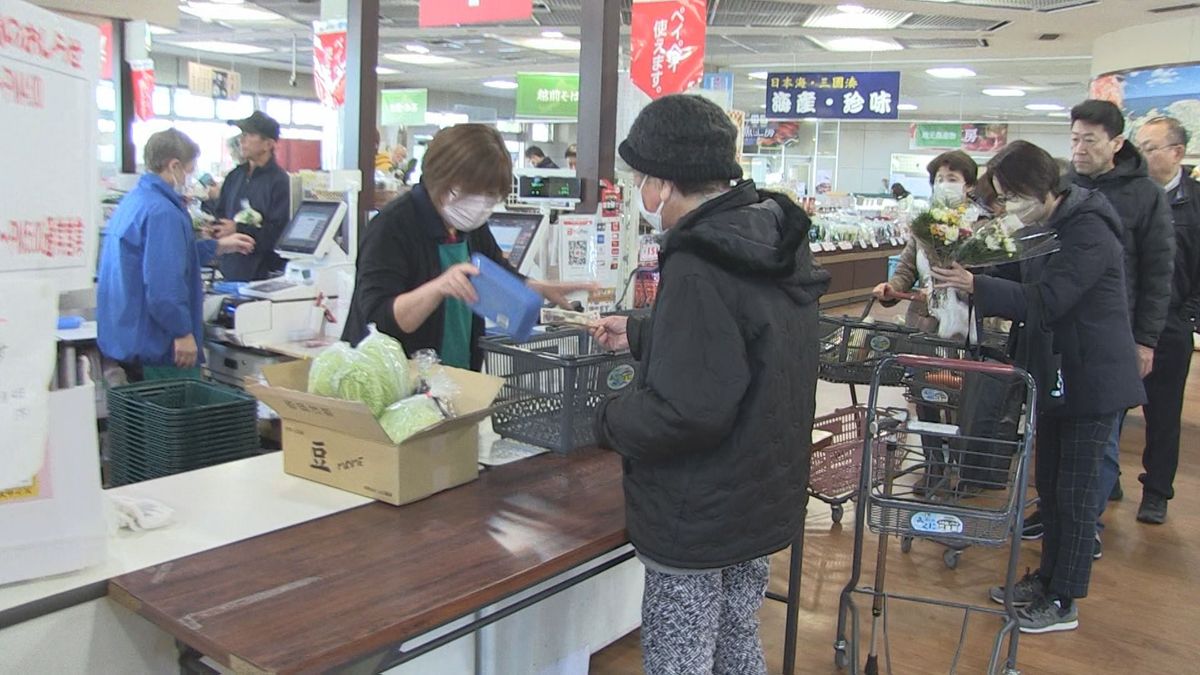 年の瀬の食品売り場は正月準備でにぎわう