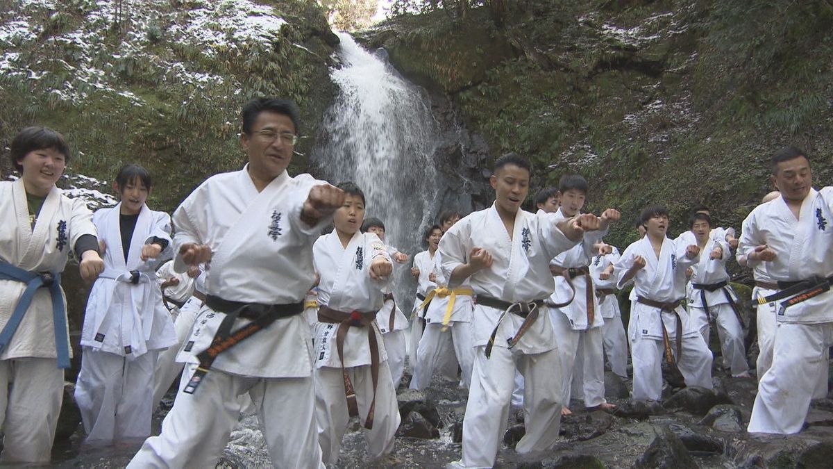 雪景色に響く「押忍！」　空手の寒稽古　福井市の一乗滝で4年ぶりに開催