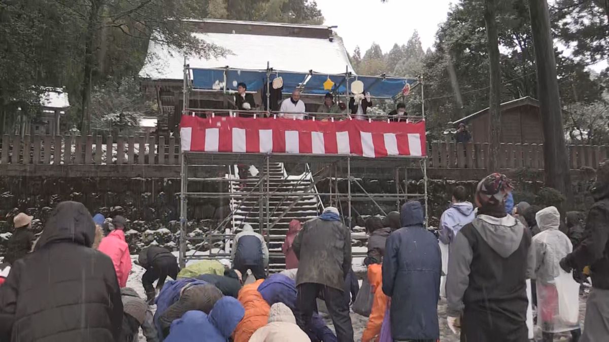 厄年の男性が威勢よく餅をまいて厄を払う 鯖江市で伝統行事「おこない」大人も子どもも餅を取り合う