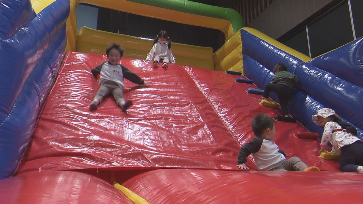 ふわふわアトラクション勢ぞろい 豪華食材がお得に 年末年始のTRETASでイベント 家族連れらでにぎわう