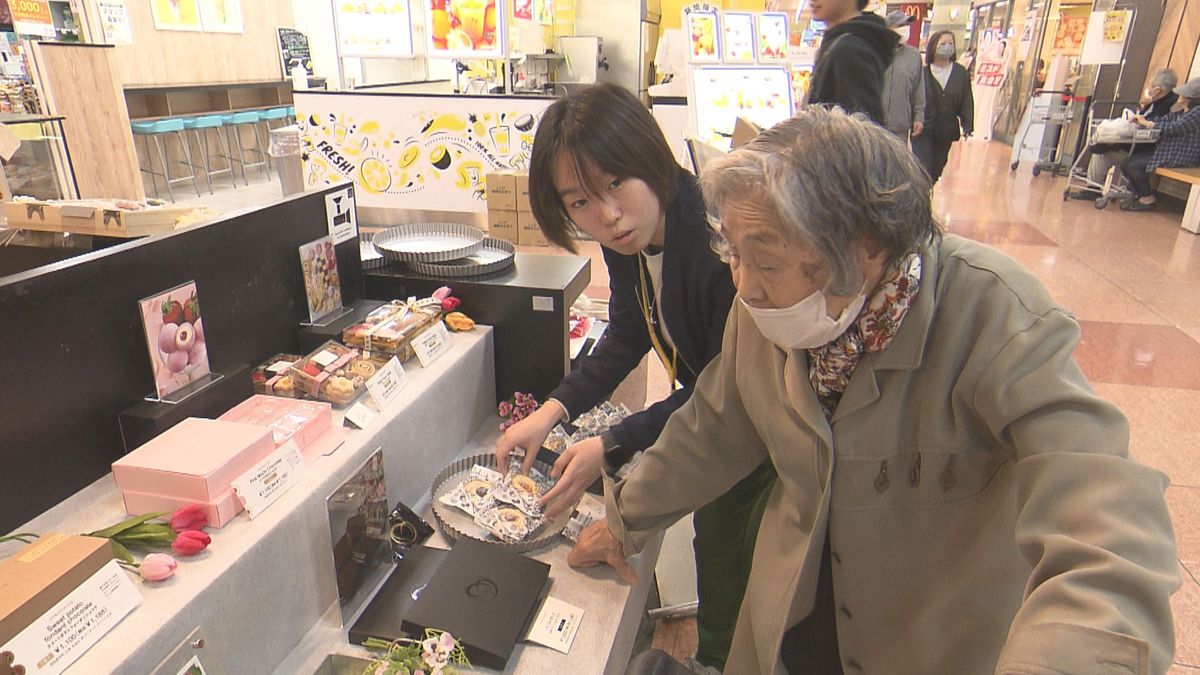 体の不自由な人たちの買い物を学生ボランティアがサポート 地域でのつながり深める