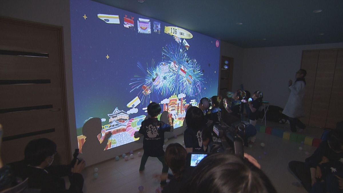 デジタル花火で新幹線開業を歓迎 園児が描いたオリジナル車両も プログラミングで壁に投影 越前市･恩恵幼稚園