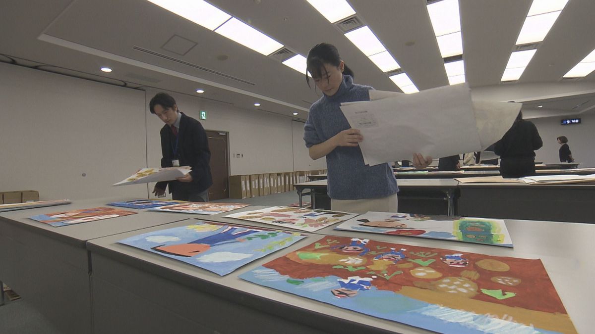 県小中学校図画作文コンクールの審査始まる　新型コロナ5類に移行で生き生きとした表情の作品寄せられる　表彰式は来月17日