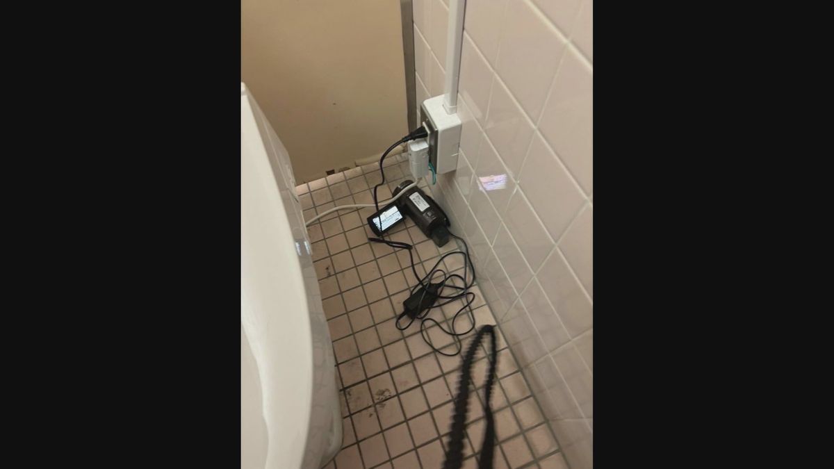 高校の女子トイレにビデオカメラ放置 電源入りっぱなし 盗撮か