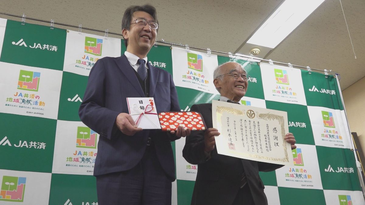 母子手帳ケース贈る、子育て支援に JA共済連福井 去年より大きめサイズに