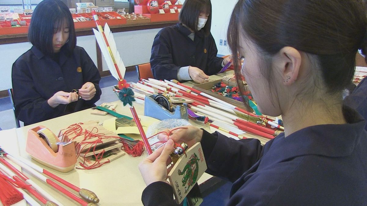 坂井市三国町の成田山福井別院で縁起物づくり進む