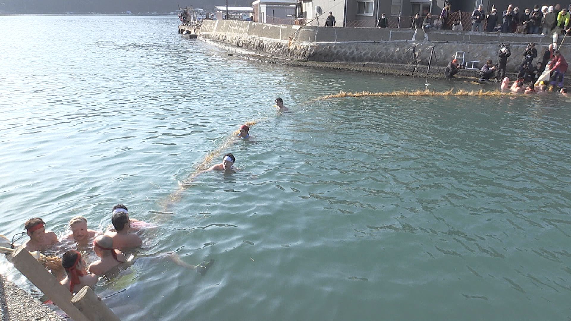 美浜町日向で伝統行事の「水中綱引き」 身を切る冷たい水の中で豊漁や