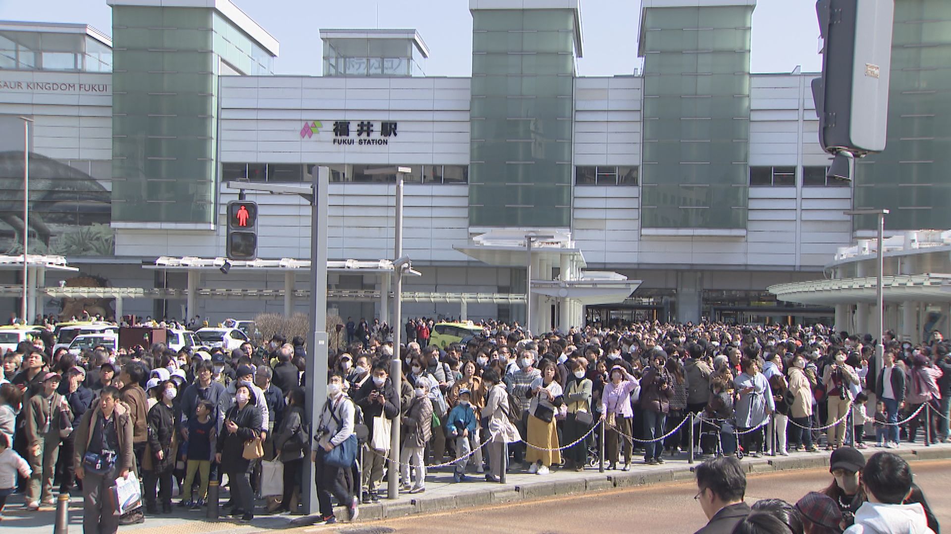 にぎわう福井駅前　開業直後“まるで渋谷”　想定以上の人出でトラブルも…