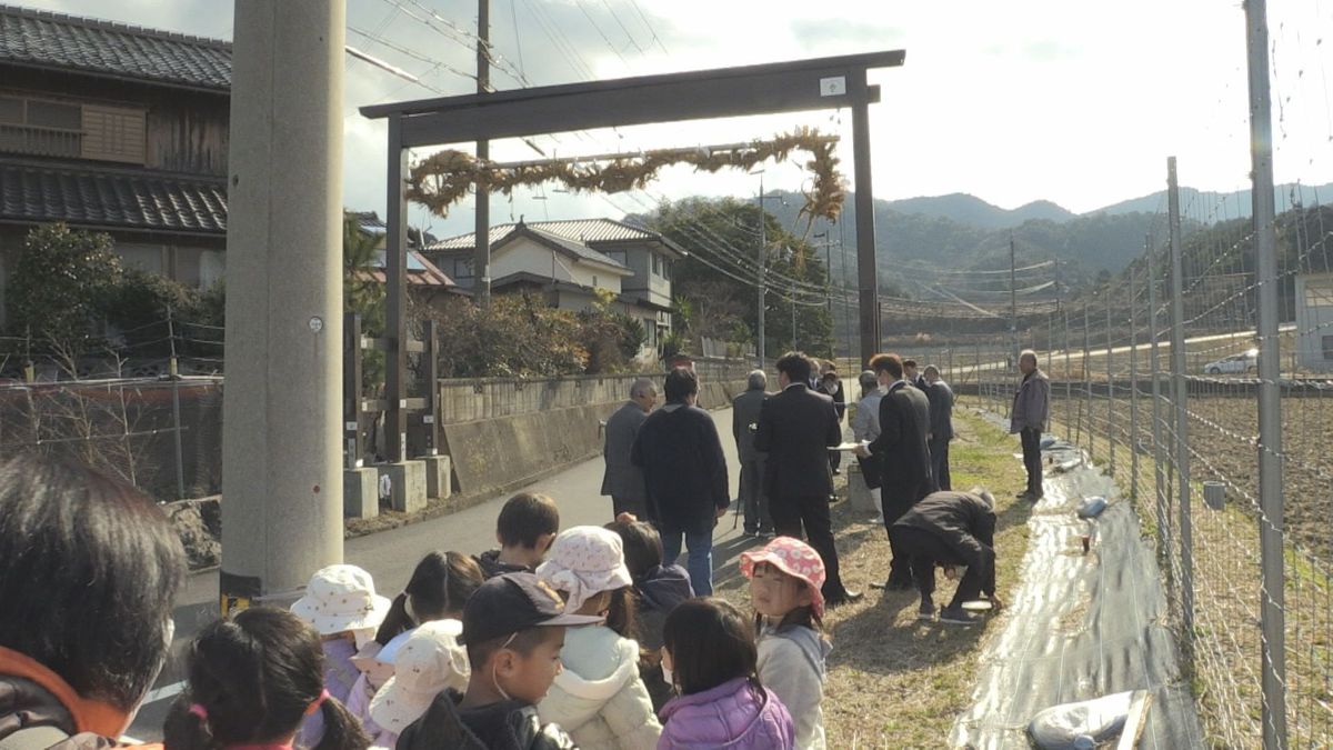 「勧請の綱」掲げ、無病息災など祈る　龍に見立てて集落の入り口に　伝統行事「二十日講」　小浜市･荒木区