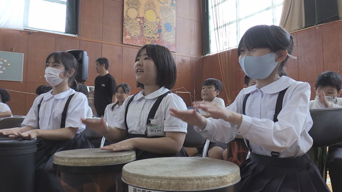 ジャンベでリズム奏でて気分高揚 福井市の小学校授業でドラムサークル授業