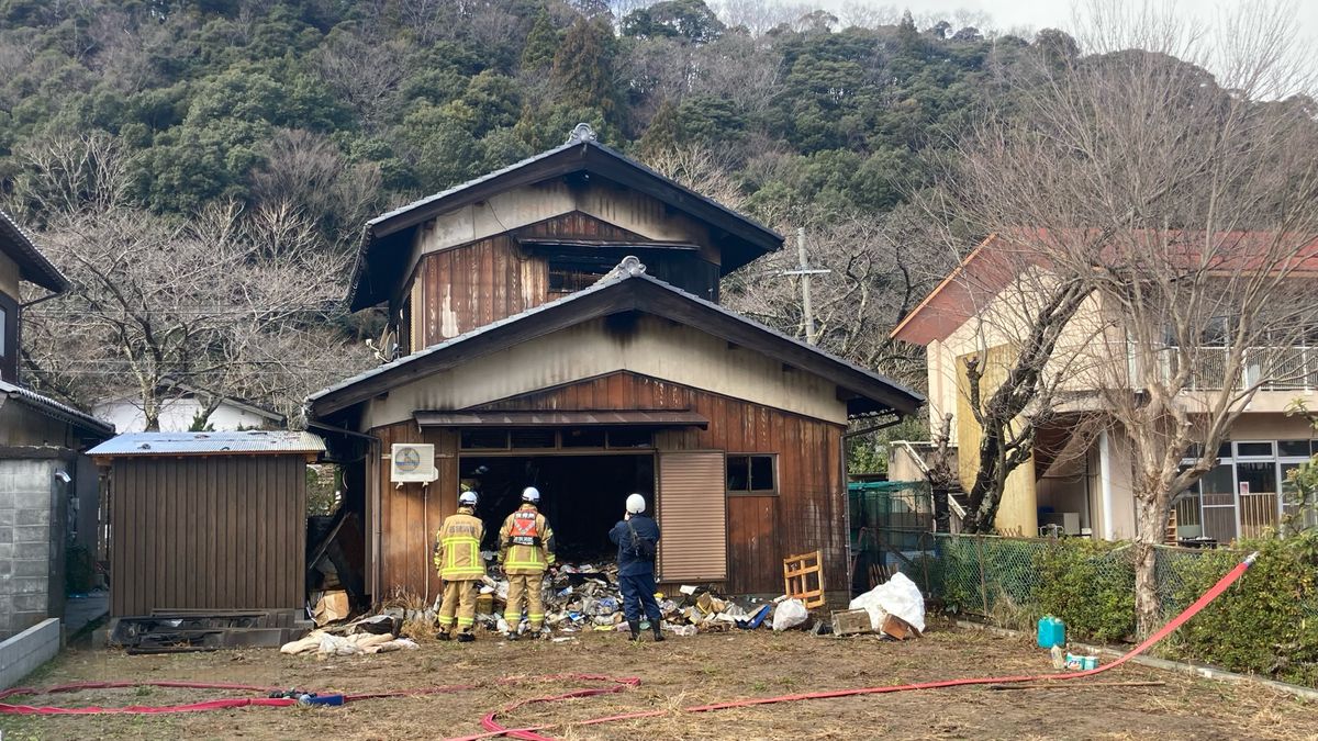 小浜市で住宅1棟全焼の火事 住人の男性が顔にやけど 命に別条なし