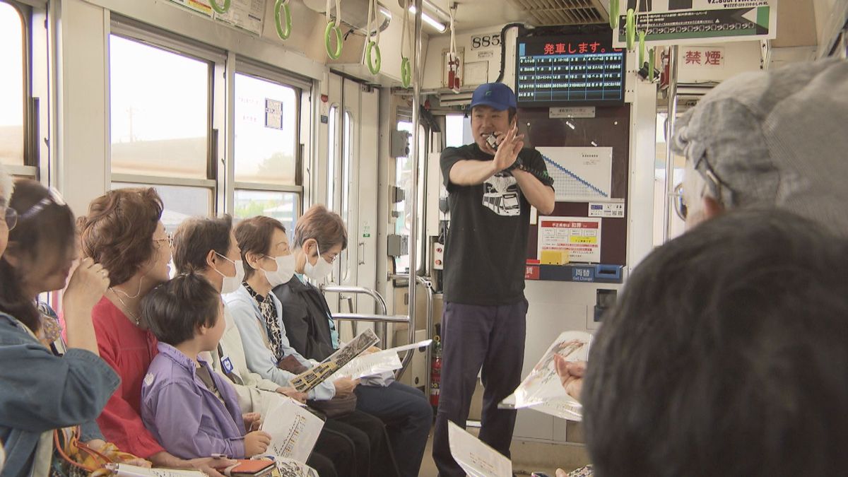 現役社員の笑いあふれるガイドが人気 バスツアーの中で福井鉄道の乗車体験 目指すは観光スポット＝鉄道会社