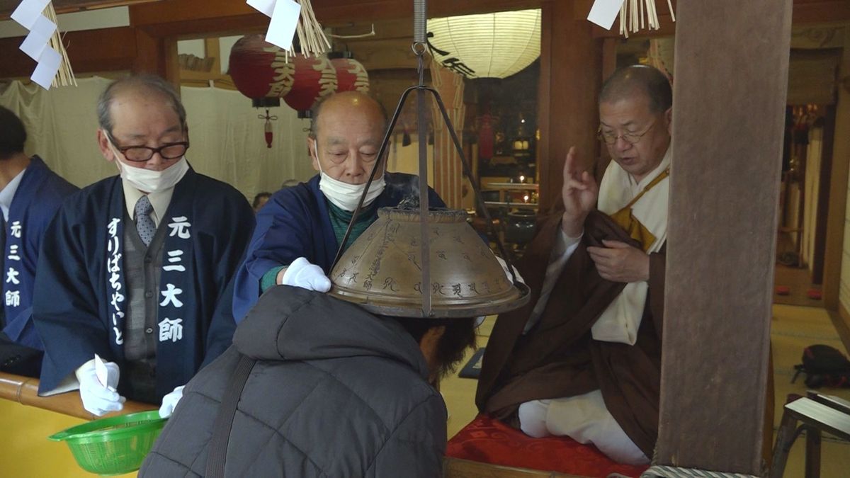 灸を添えたすり鉢を頭に…　伝統の「すりばちやいと」で無病息災祈願　鯖江市の寺院