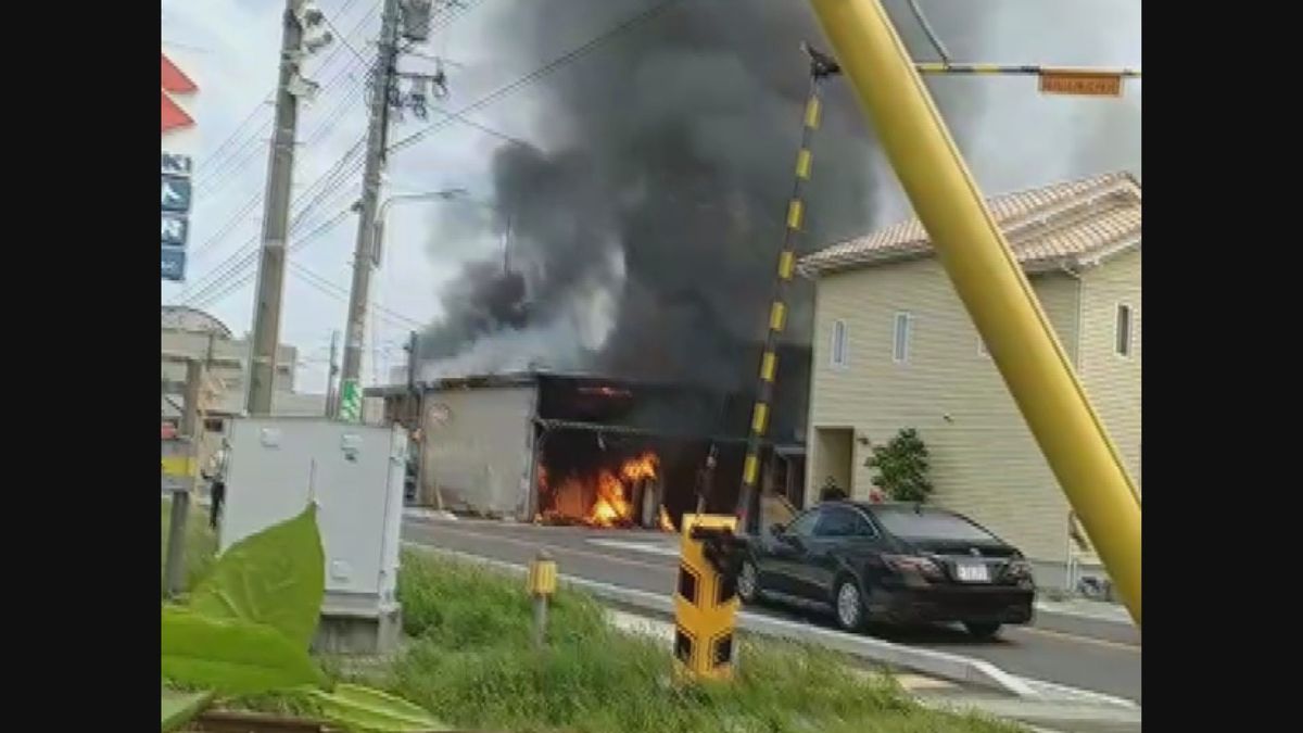 住宅街に爆発音響く 福井市花堂東の自動車整備工場が全焼 けが人なし