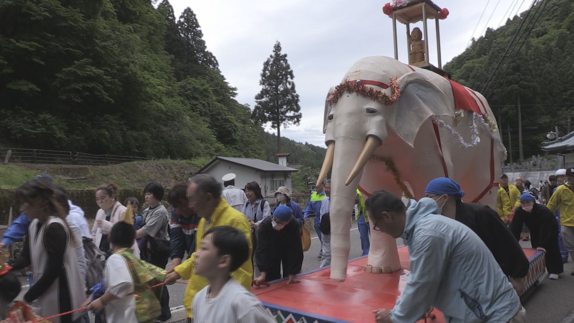 お釈迦様の誕生を祝う「花祭り」　白い象を引っ張り練り歩く　大本山永平寺の門前