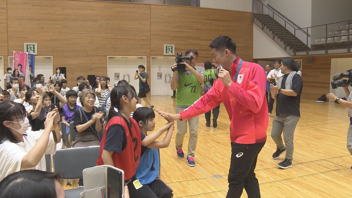 ふるさとの温かな応援に感謝 フェンシング・見延和靖選手 パリ五輪の銀メダルを手に報告会 古俣聖選手とのエキシビジョンマッチも 越前市アイシンスポーツアリーナ