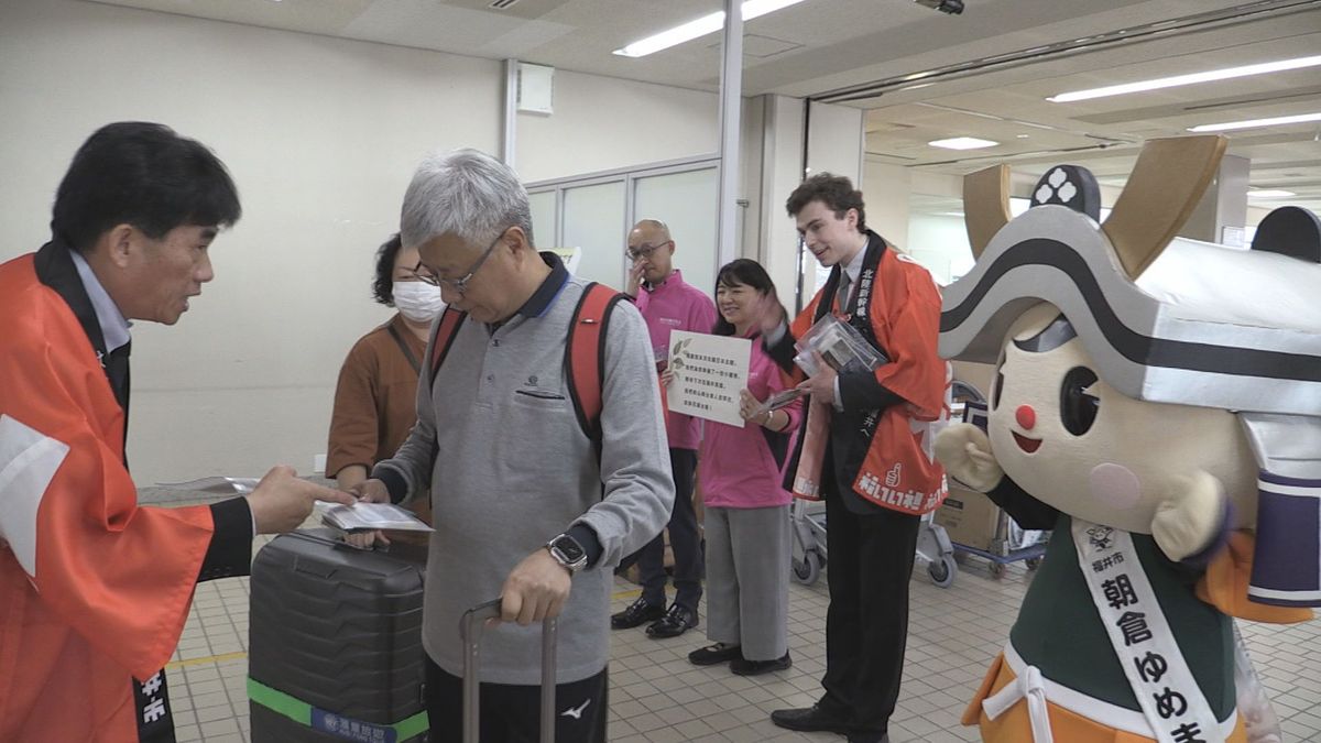 新幹線開業で小松空港もより近く　ぜひ福井を目的地に観光を　到着した外国人客に熱烈アピール