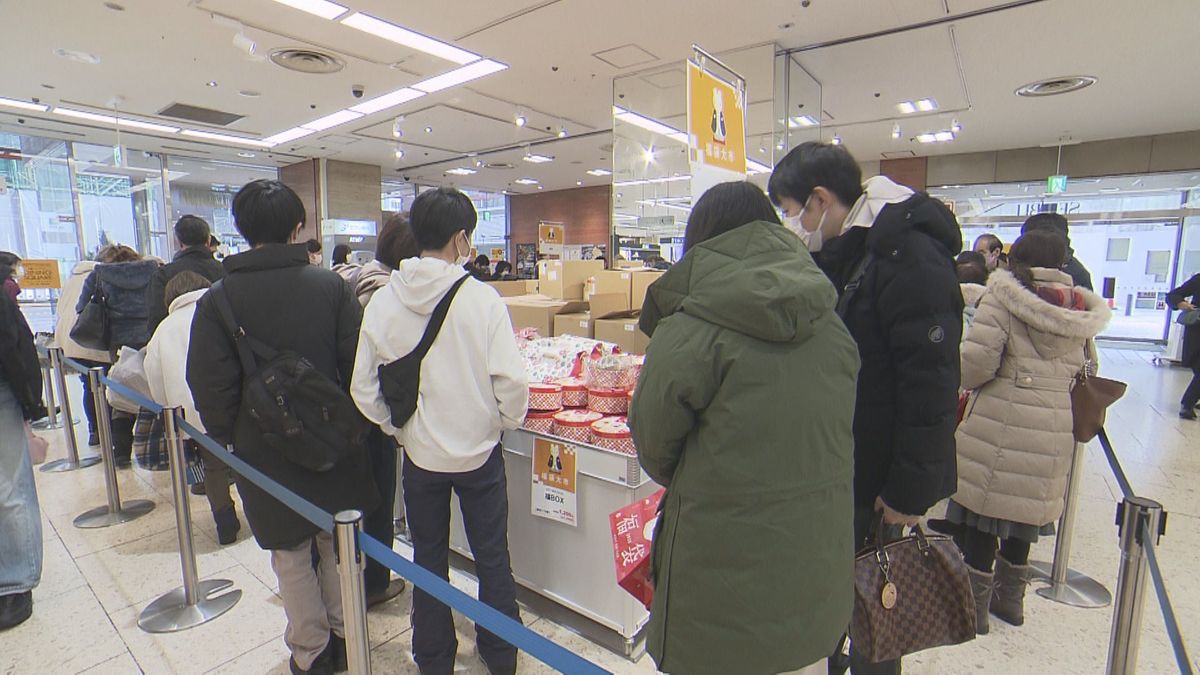 「食品が物価高なので正月で爆買い」福井市の百貨店で初売りスタート　お値打ちの福袋求めて