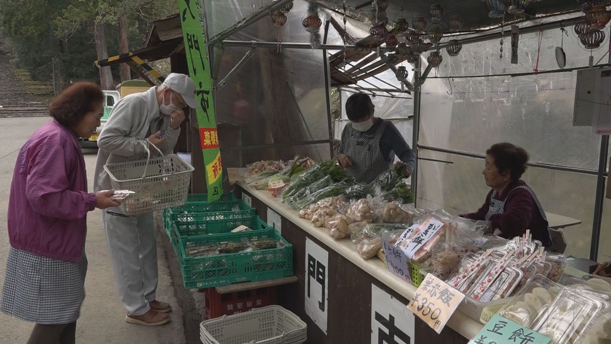春の味覚タラノメにキャベツ ネギも 勝山市平泉寺町の門前で朝市「大門市」が再開 安さ新鮮さが魅力