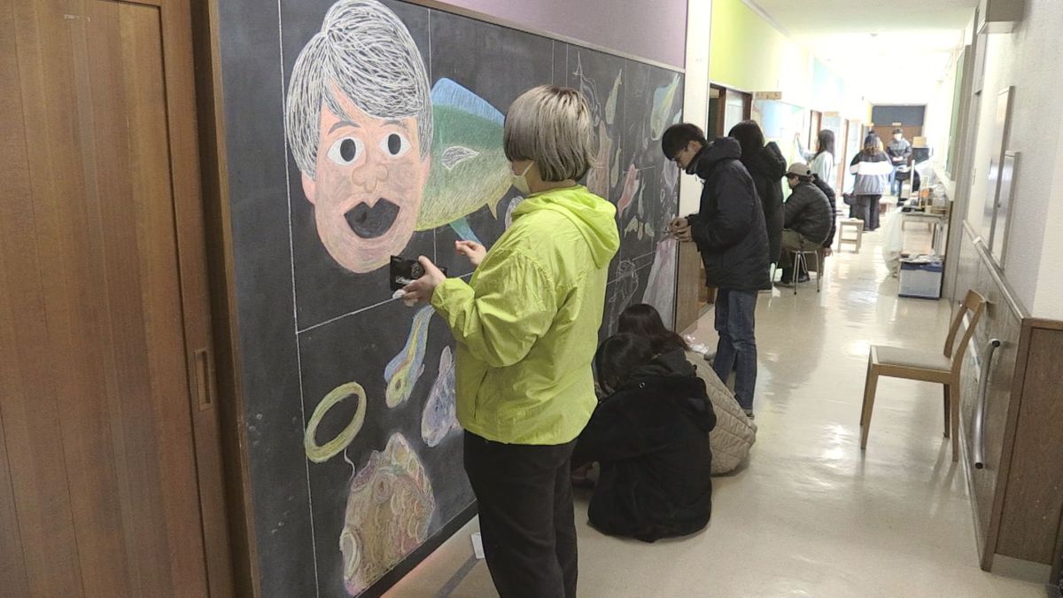 お笑い芸人と大学生がチョークアートを制作 若狭町の魅力をアピール