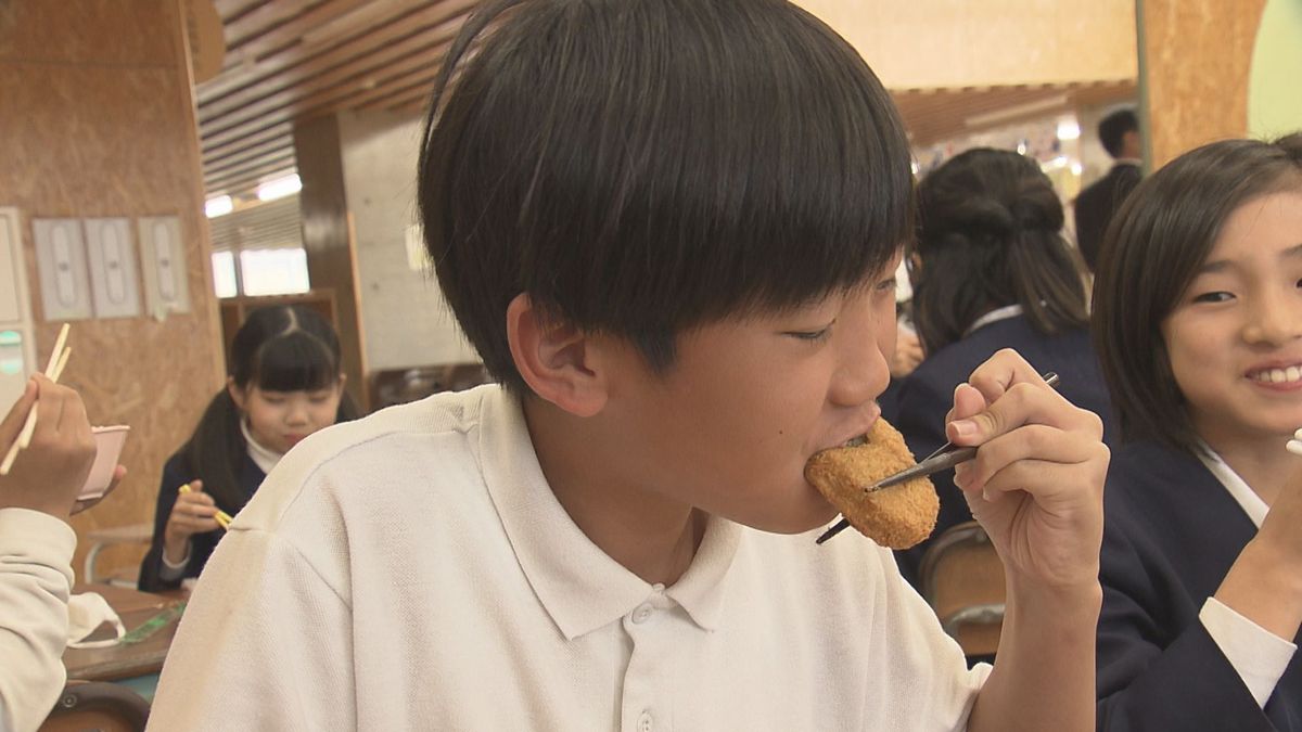 若狭牛と福井ポークが入ったコロッケにマイタケご飯 校内調理の小中学校で地場産給食 子どもたちに好評