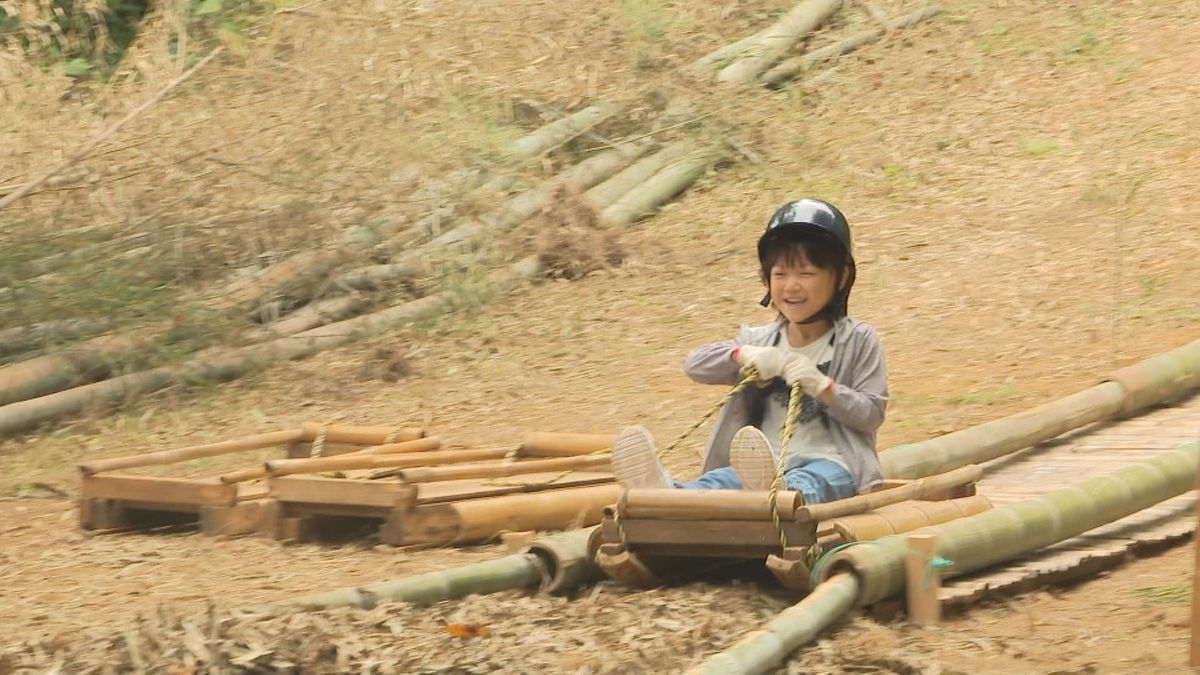 山の魅力を遊びながら体感　越前市で子ども向け山遊びイベント　竹のすべり台や木登り楽しむ