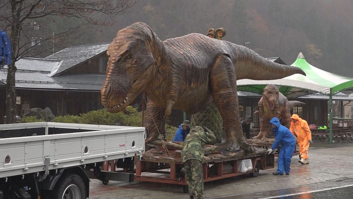 恐竜の親子が冬ごもり トラックに引っ張られ倉庫へ 大野市和泉地区 道の駅･九頭竜の人気者