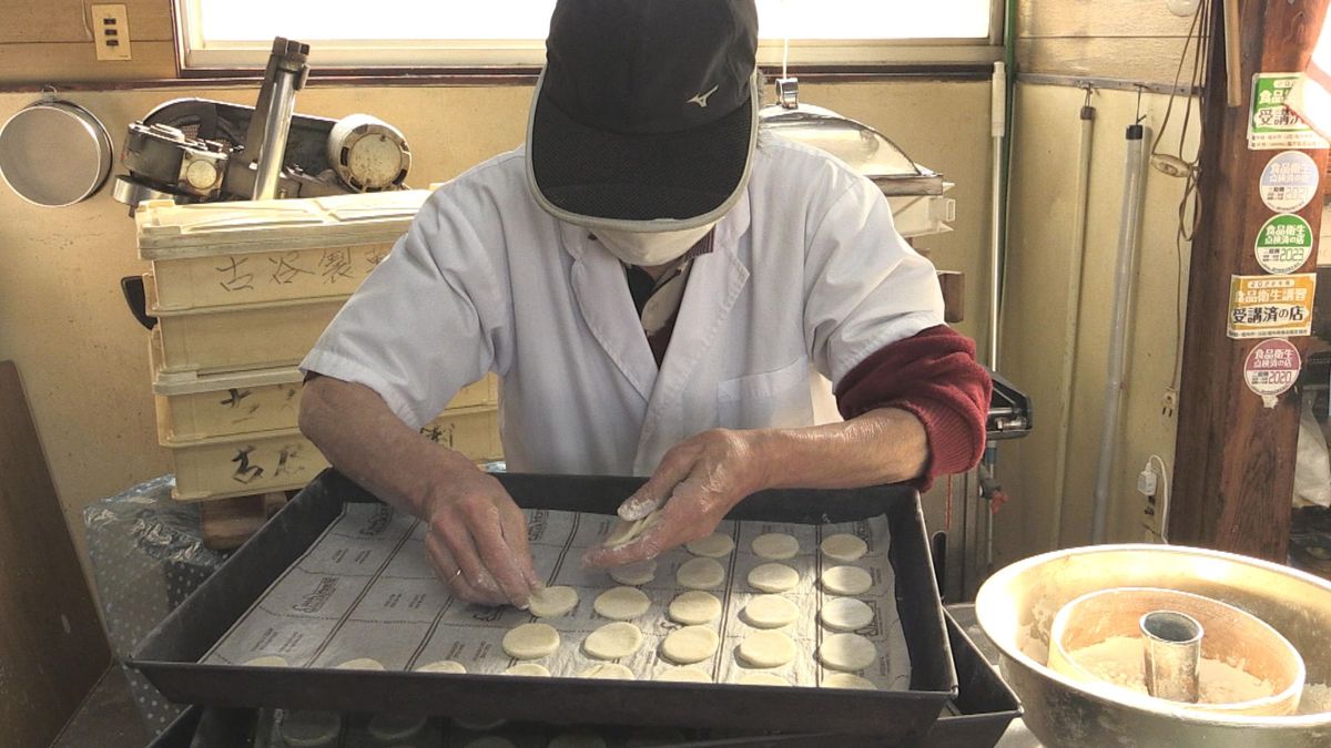 「一生お金に困りませんように」節分を前に昔ながらの焼き菓子「小判」を製造　小浜市で５０年以上製法守り続ける