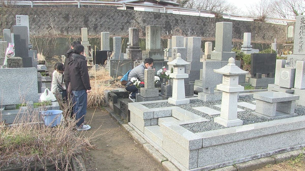 墓石の汚れ落とし近況報告　彼岸の中日、家族そろって墓参り　福井市･足羽山の西墓地