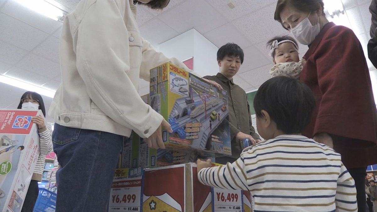 福井の北陸新幹線がモデル　あのおもちゃがついに発売で子どもたちは興味津々
