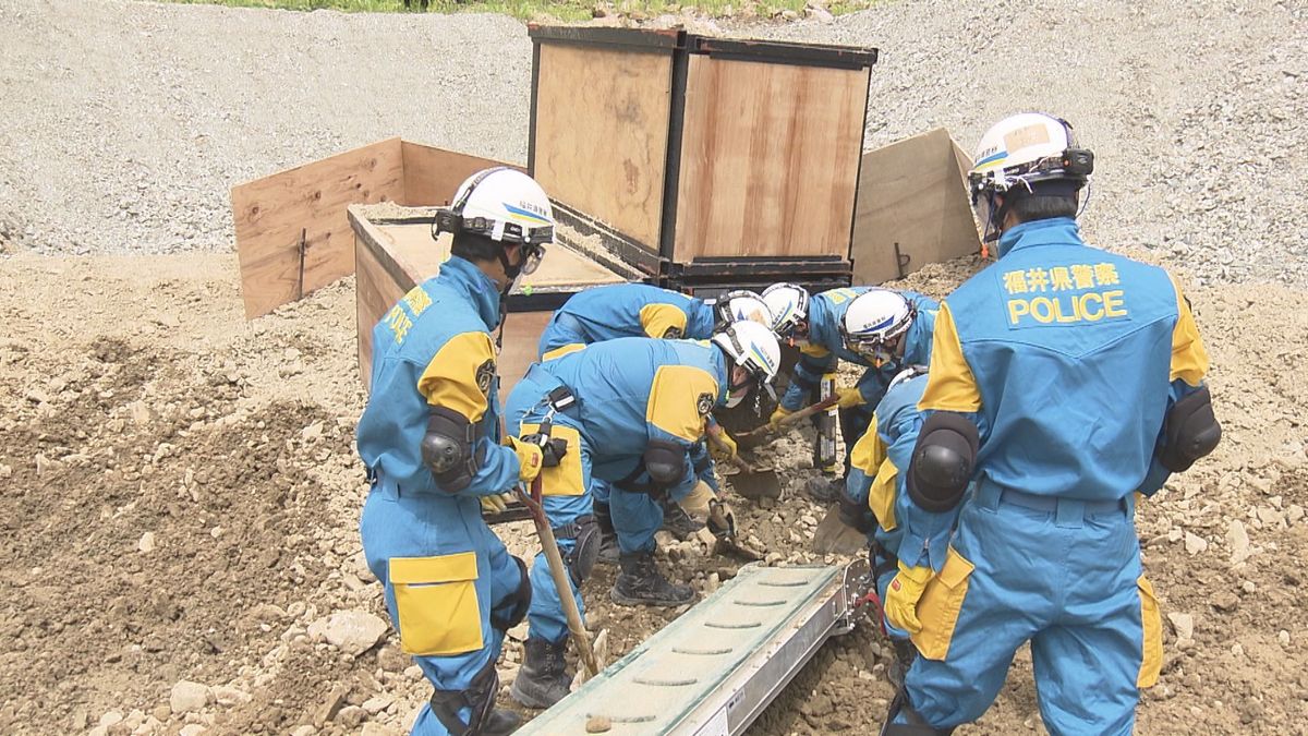 ドローン 重機を駆使 土砂災害に巻き込まれた住民の救出訓練　
